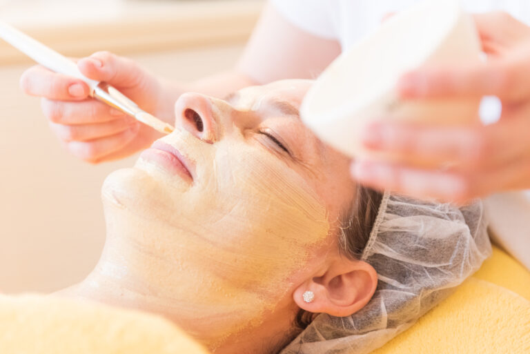 Balance-Cosmetic_kosmetik-gesichtsbehandlung.mit-produkt-2