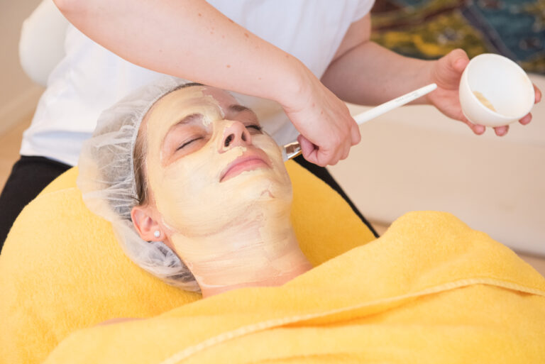 Balance-Cosmetic_kosmetik-gesichtsbehandlung.mit-produkt