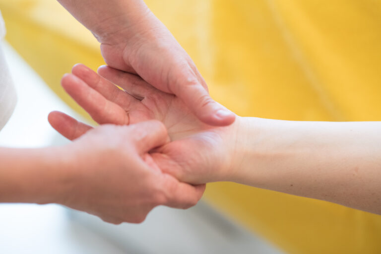Balance-Cosmetic_manikuere-massage